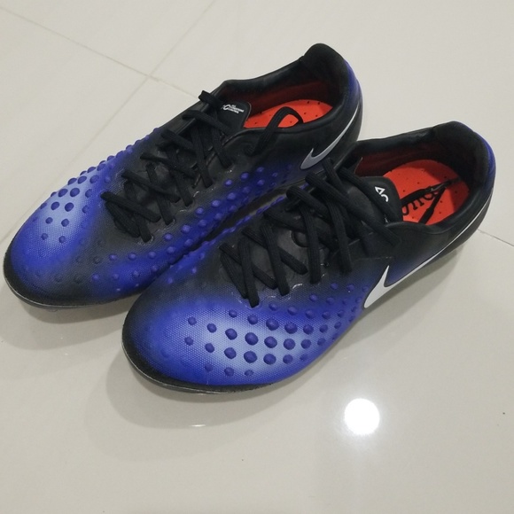 Women Soccer Cleats - Picture 3 of 4